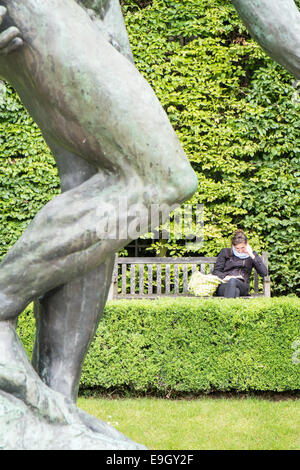 Großskulptur Schatten (1904) auf dem Display an Gärten des Rodin-Museum, Paris, Frankreich. Housing Kunstwerk von Auguste Rodin Stockfoto