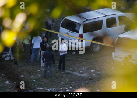 (141028)--GUERRERO, 28. Oktober 2014 (Xinhua)--Elemente der ministeriellen Polizei der Generalstaatsanwaltschaft (PGR, für seine Abkürzung in Spanisch), bewachen den Standort in der Nähe der städtischen Mülldeponie von Colula, im Bundesstaat Guerrero, Mexiko, am 27. Oktober 2014. Experten des PGR und Mitgliedern der mexikanischen Armee entdeckt am Montag eine heimliche Grube in der städtischen Mülldeponie von Cocula, Guerrero, Mexiko, in dem sie arbeiten, um festzustellen, ob menschliche Überreste, laut Lokalpresse. Mexikanische Präsident Enrique Pena Nieto angewiesen die Sicherheit Schrank mit Guerreros amtierender Gouverneur erfüllen, Stockfoto