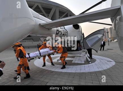 Peking, China. 28. Oktober 2014. Luft-Rettung-Team-Mitglieder nehmen Teil in einem Bohrer in Peking, Hauptstadt von China, 28. Oktober 2014. Der Rettungshubschrauber, eine EC135 Flugzeug mit Antenne Medizinprodukte wird die professionelle Rettungsflieger der Peking-rotes Kreuz-Stiftung dienen. Bildnachweis: Li Wen/Xinhua/Alamy Live-Nachrichten Stockfoto