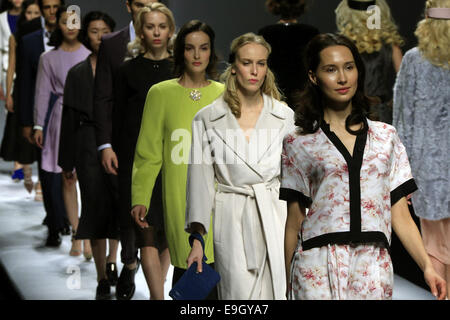 Peking, China. 28. Oktober 2014. Kreationen von russischen Designern präsentieren Modelle während der China Fashion Week in Peking, Hauptstadt von China, 28. Oktober 2014. Bildnachweis: Li Mingfang/Xinhua/Alamy Live-Nachrichten Stockfoto