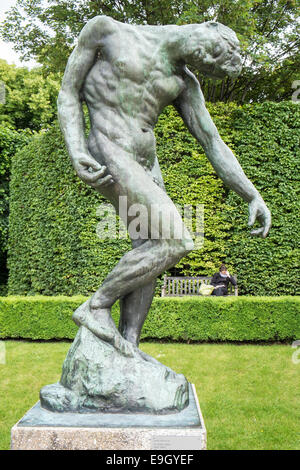 Großskulptur Schatten (1904) auf dem Display an Gärten des Rodin-Museum, Paris, Frankreich. Housing Kunstwerk von Auguste Rodin Stockfoto