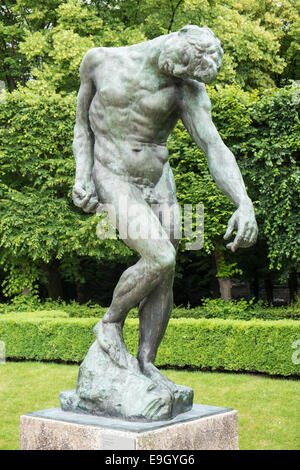 Großskulptur Schatten (1904) auf dem Display an Gärten des Rodin-Museum, Paris, Frankreich. Housing Kunstwerk von Auguste Rodin Stockfoto