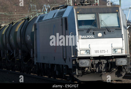 Floyd Railpool Güterzug schleppen Tanker durch Köln. Stockfoto