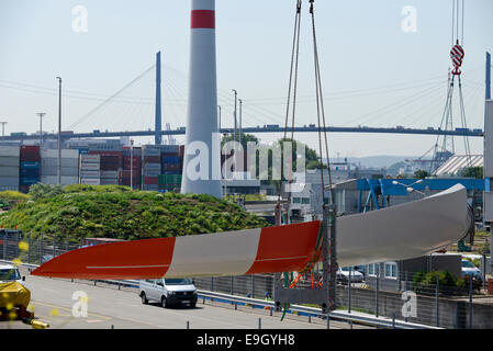 Deutschland Hamburg, LKW-Transport-Rotorblatt für neue Nordex-Windkraftanlage vom Hafen zur Baustelle hinter Koehlbrandbruecke Stockfoto