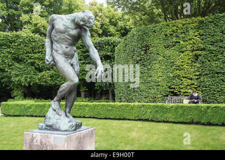 Großskulptur Schatten (1904) auf dem Display an Gärten des Rodin-Museum, Paris, Frankreich. Housing Kunstwerk von Auguste Rodin Stockfoto