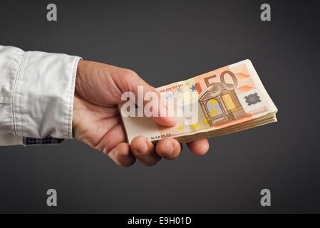 Geld Darlehen. Bankkaufmann, Stapel von Euro-Banknoten Geld leihen. Stockfoto