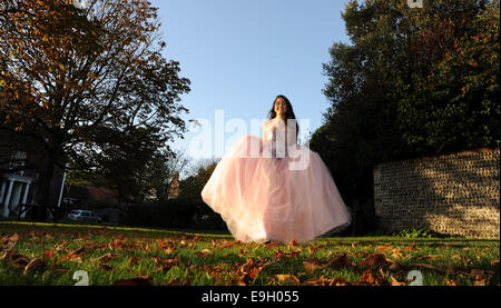 Teenager-Mädchen trägt eine rosa Prinzessin Stil Abendkleid Kleid UK Shop in Rottingdean Sussex UK Stockfoto