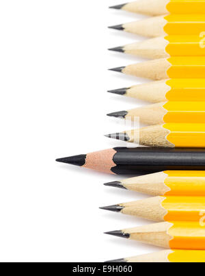 Gelbe Bleistifte mit auf schwarzen Stift auf weißem Hintergrund Stockfoto
