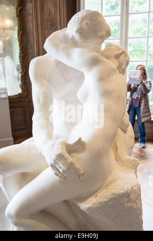 "Der Kuss" Marmorskulptur "Le Basier" auf dem Display an Rodin-Museum, Paris, Frankreich. Gehäuse Kunstwerk von Auguste Rodin. Stockfoto