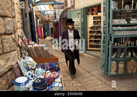 Ordensmänner Spaziergänge in Safed Altstadt Gasse Stockfoto