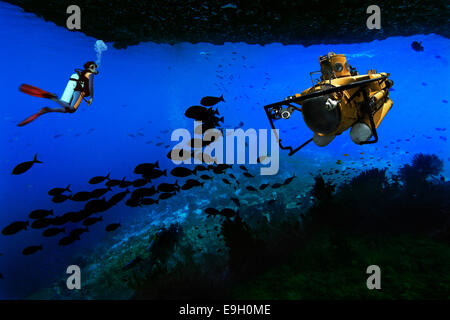 Taucher und ein u-Boot in einer Unterwasserhöhle zusammengesetztes Bild, Raja Ampat, West Papua, Indonesien Stockfoto