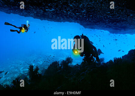 Taucher in einer Unterwasserhöhle zusammengesetztes Bild, Raja Ampat, West Papua, Indonesien Stockfoto