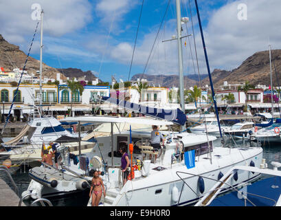 Blick über die Marina und das Dorf in Richtung Berge von Puerto de Mogan, Gran Canaria, Kanarische Inseln, Spanien Stockfoto