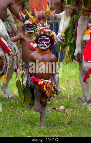 Kleiner Junge schwingt ein Steinbeil und Pfeil und Bogen an Mt. Hagen Sing Sing Stockfoto