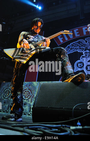 BARCELONA - 25 NOV: Five Finger Death Punch (5FDP), Heavy-Metal-Band führt in Pavello Olimpic de Badalona Stadium. Stockfoto