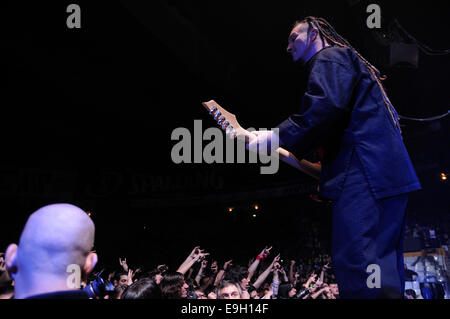 BARCELONA - 25 NOV: Five Finger Death Punch (5FDP), Heavy-Metal-Band führt in Pavello Olimpic de Badalona Stadium. Stockfoto