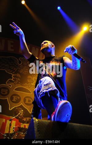 BARCELONA - 25 NOV: Five Finger Death Punch (5FDP), Heavy-Metal-Band führt in Pavello Olimpic de Badalona Stadium. Stockfoto