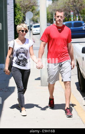 Julianne Hough und Brooks Laich gesehen, hand in hand gehen, wie sie zu ihrem Auto zurück.  Mitwirkende: Julianne Hough, Bäche Laich wo: Los Angeles, California, Vereinigte Staaten von Amerika bei: 24. April 2014 Stockfoto