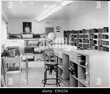 Eine Fotografie des Kinderbereichs der Narvik Public Library (Folkebibliotek) in Nordland, Norwegen. Das Bild zeigt das Innere der Bibliothek mit Schwerpunkt auf der Buchsammlung und dem Kartenkatalog-System. Stockfoto