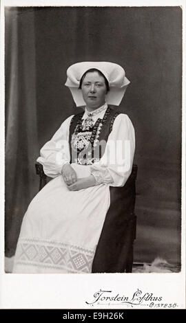 Ein Porträt einer Frau aus Hardanger, Norwegen, in traditioneller norwegischer Volkstracht (Bunad). Dieses Bild spiegelt das kulturelle Erbe und die Volkstraditionen der Region wider. Stockfoto