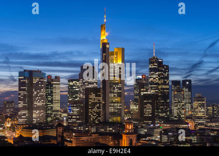 Blick auf die Skyline der Stadt bei Dämmerung und beleuchteten Wolkenkratzern, Innenstadt, Frankfurt am Main, Hessen, Deutschland Stockfoto