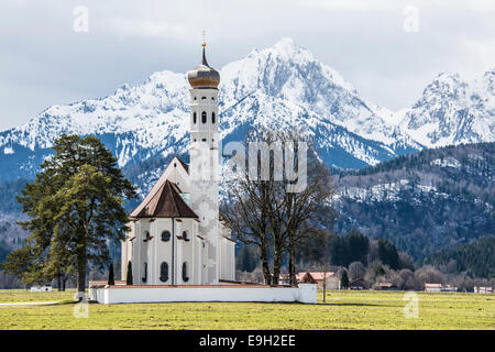 Kirche St. Coloman vor den schneebedeckten Alpen, Schwangau, Ostallgäu, Allgäu, Schwaben, Bayern, Deutschland Stockfoto