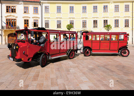 Oldtimer Bus mit Anhänger für Stadtrundfahrten, Bratislava, Slowakei Stockfoto