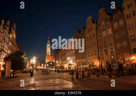 Häuser am langen Markt oder Długi Targ und dem Uhrturm des Main Town Hall, am Abend, Danzig, Westpommern Stockfoto