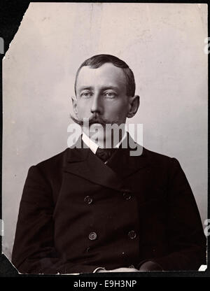 Ein Porträt von Roald Amundsen, aufgenommen um 1909. Amundsen war ein berühmter norwegischer Entdecker, der für seine Polarexpeditionen bekannt war, einschließlich der ersten erfolgreichen Reise zum Südpol. Stockfoto