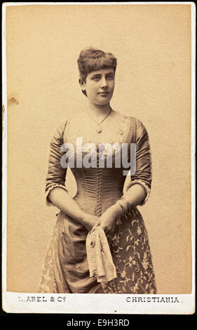 Dieses Carte de Visite Porträt zeigt eine unbekannte Frau, ohne dass weitere Details vorliegen. Das Foto ist in der Nationalbibliothek von Norwegen untergebracht und zeigt typische Porträtfotografien aus dem 19. Jahrhundert. Stockfoto