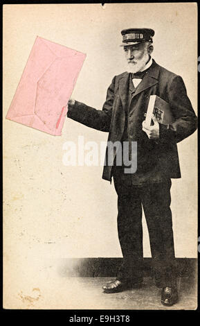 Foto eines Postboten, der am Valentinstag einen Brief überbringt, der einen rosafarbenen Umschlag hält, der Liebe und Romantik symbolisiert. Das Bild fängt die festliche Atmosphäre von alle hjerters dag (All Hearts Day) in Norwegen ein, Teil der Valentinstag-Feier. Stockfoto