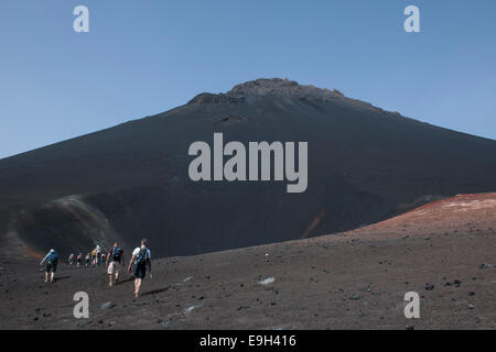 Wanderer in den vulkanischen Landschaften des Vulkans Pico Fogo, Fogo Nationalpark, Fogo Island, Cape Verde Stockfoto