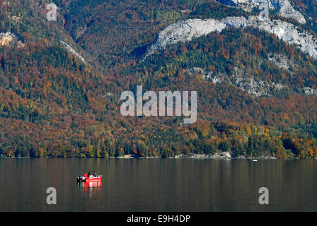 Rotes Boot in Wolfgangsee, Österreich Stockfoto