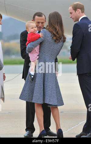 Prinz William, Duke of Cambridge, Catherine, Herzogin von Cambridge und Prince George of Cambridge fahren Australien von Verteidigung-Einrichtung Fairbairn. Der Herzog und die Herzogin von Cambridge sind auf einer dreiwöchigen Tour durch Australien und Neuseeland, die erste offizielle Reise im Ausland mit ihrem Sohn, Prinz George von Cambridge Featuring: Prinz William, Duke of Cambridge, Catherine, Herzogin von Cambridge, Prinz Georg von Cambridge wo: Canberra, Australien: 25. April 2014 Stockfoto