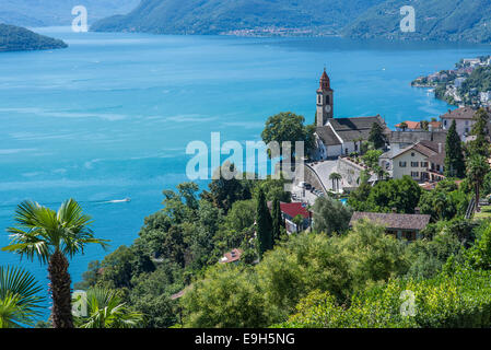 Blick über ein Dorf in Richtung Lago Maggiore oder Lago Maggiore, Ronco Sopra Ascona, Kanton Tessin, Schweiz Stockfoto