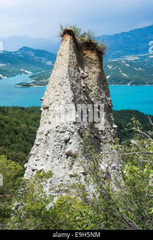 Demoiselles Coiffée, Erdpyramiden, Stausee Lac de Serre-Ponçon hinten Département Hautes-Alpes Stockfoto