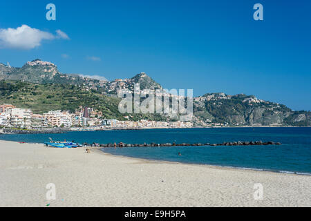 Sandstrand in einer Bucht, Giardini Naxos, Sizilien, Italien Stockfoto