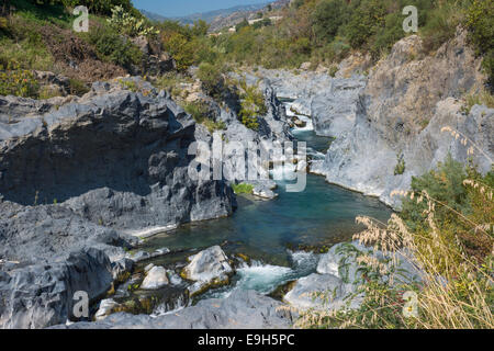 Vulkanischem Basalt-Formationen, Gole Alcantara Schlucht, in der Region Ficarazzi, Sizilien, Italien Stockfoto