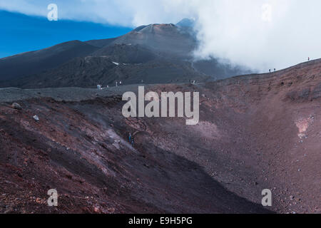 Touristen auf dem La Montagnola Krater, Lavafelder hinter, Südseite, Ätna in Zafferana, Sizilien, Italien Stockfoto