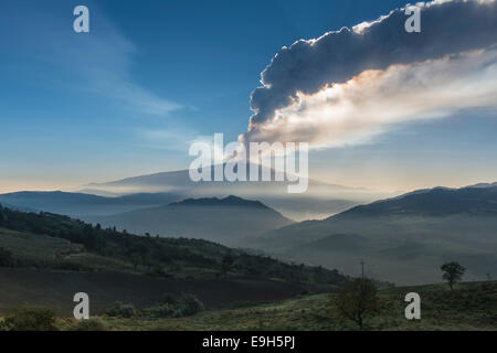 Eruptionssäule über neuen Süd-Ost Krater, nebligen Landschaft, Ätna, bei Cesaro, Sizilien, Italien Stockfoto