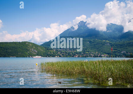 Lake Annecy, Frankreich vom Dorf Duingt aus, im Sommer in Richtung Talloires Stockfoto
