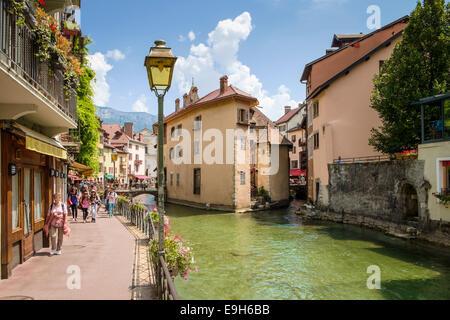 Straßenszene in Annecy, Haute-Savoie, Frankreich, Europa im Sommer Stockfoto