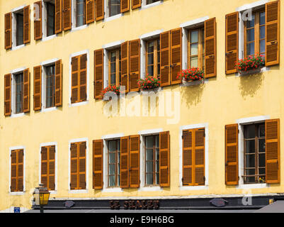 Reihe von Fensterläden auf Wohnungen in einer französischen Stadt Stockfoto