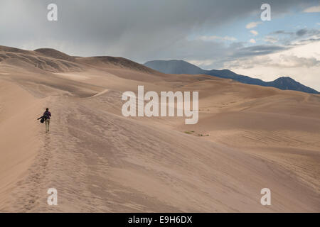 Frau Wandern auf einer Sanddüne am Great Sand Dunes National Park, Colorado, USA Stockfoto