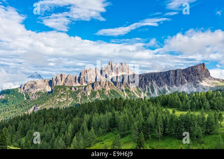 Lastoi de Formin Berg mit blauen Himmel und Wolken, Croda da Lago im Rücken, Dolomiten, Veneto, Italien Stockfoto