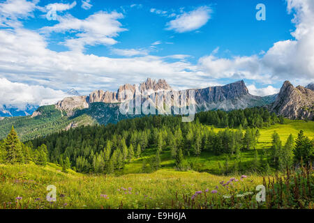 Lastoi de Formin Berg mit blauen Himmel und Wolken, Croda da Lago im Rücken, Dolomiten, Veneto, Italien Stockfoto