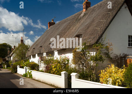 Großbritannien, England, Wiltshire, Avebury, High Street, ländlichen Wohnungsbau, attraktive strohgedeckten Hütten Stockfoto