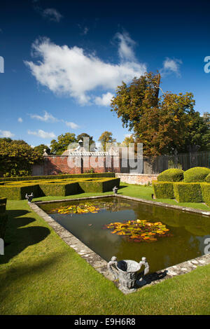 Großbritannien, England, Wiltshire, Avebury Manor, Gärten, Pool im topiary Garten Stockfoto