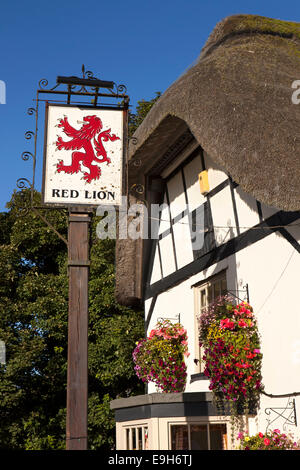 Großbritannien, England, Wiltshire, Avebury, Red Lion Öffentlichkeit Hauszeichen und bunten Blumen Blumenampeln Stockfoto