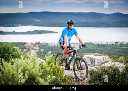 Mountainbiker fahren auf Kroatien Stockfoto